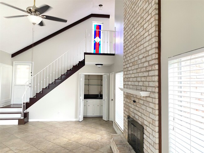 Building Photo - 14934 Elmont Dr