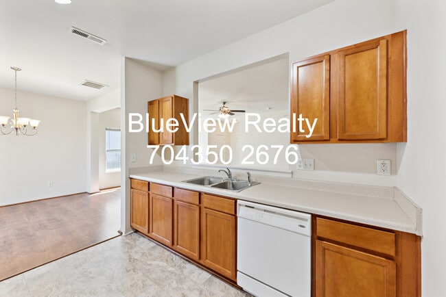 Building Photo - Beutiful 3 bed 2.5 bath with open area