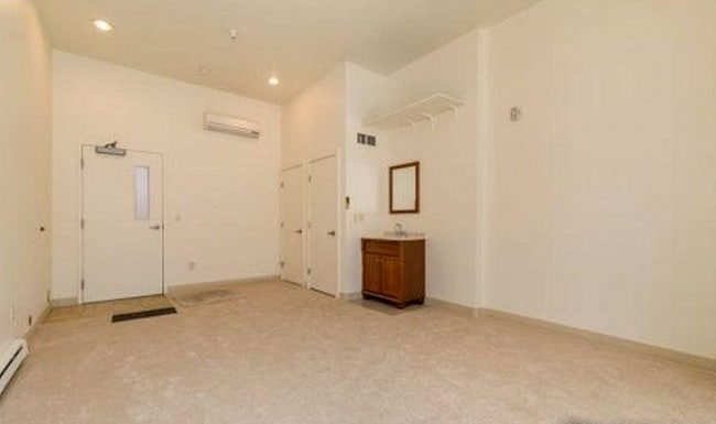 Building Photo - 2 Bed, 2.5 Bath Townhouse with 330+ Sq Ft ...