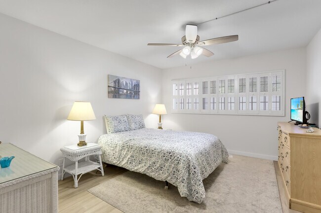 Building Photo - 2800 N Palm Aire Dr