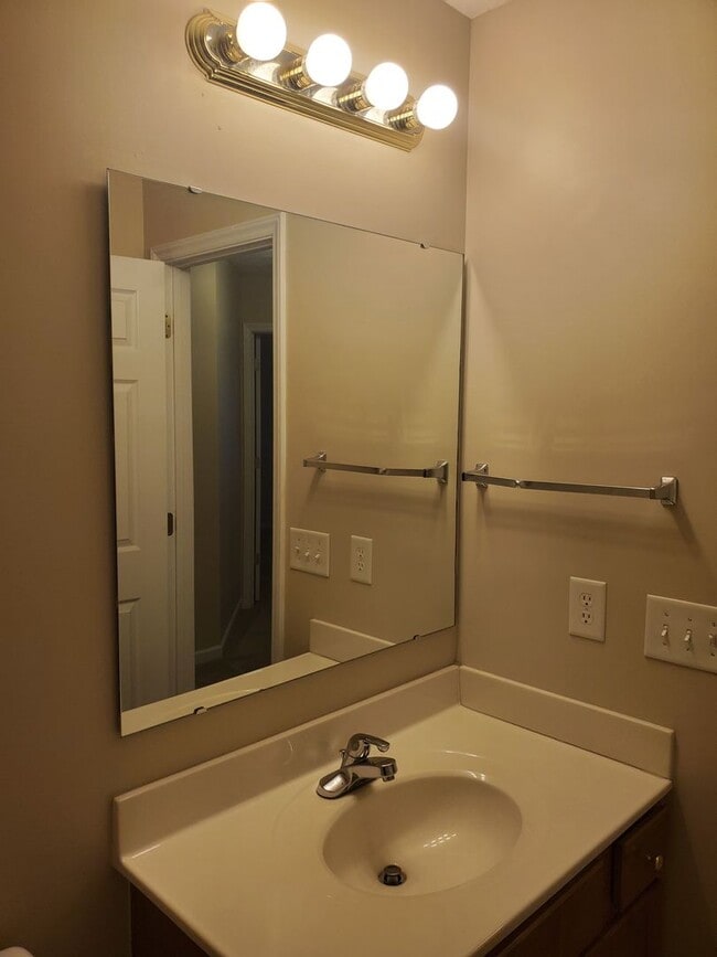 Building Photo - Charming 2 Story Home with Sun-Room!