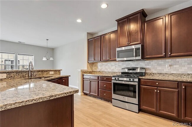 Building Photo - 8127 Creekside Village Dr