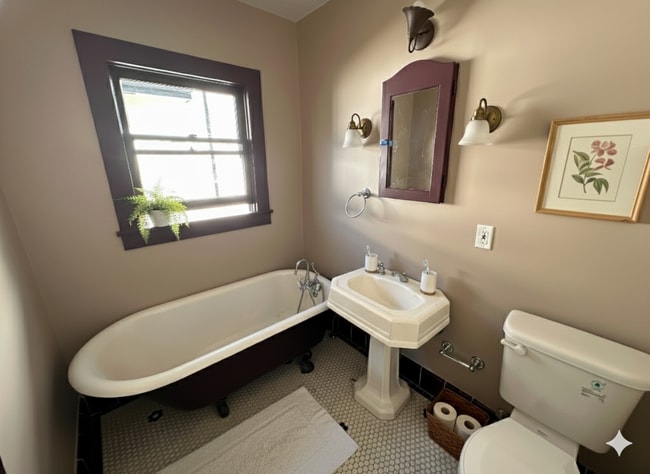 Building Photo - 930 N Fairview St