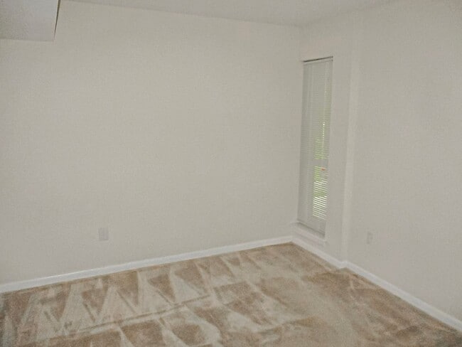 Building Photo - Charming 2 Bed 1 Bath Apartment With Paved...