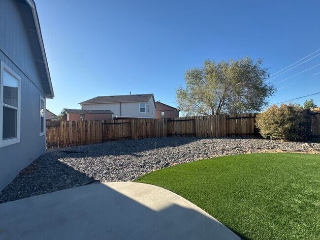 Building Photo - 3 Bed 2 Bath Home w/ Beautiful Backyard - ...