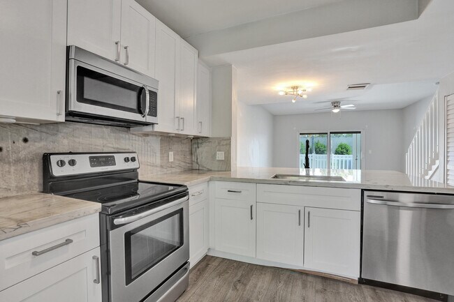 Building Photo - 9913 NW 57th Manor
