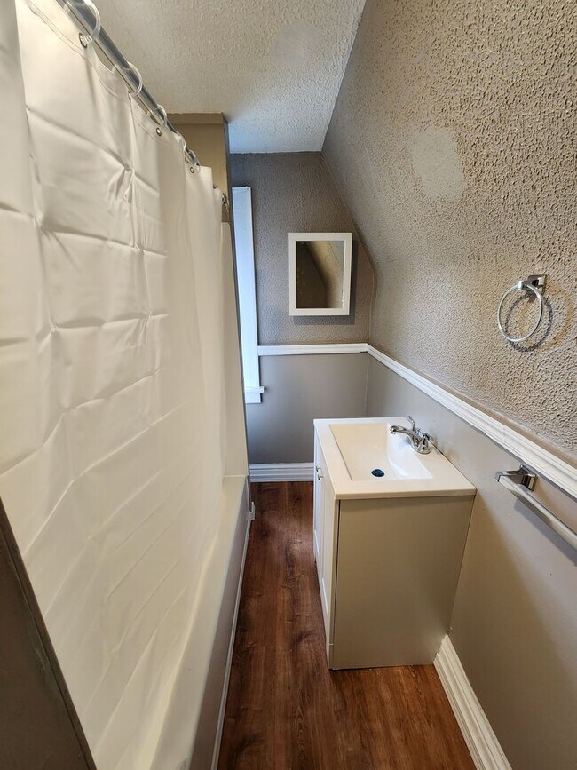 Building Photo - Three Bedroom Single Family Home!