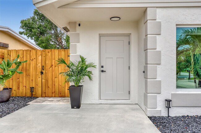 Building Photo - 414 W Mango St