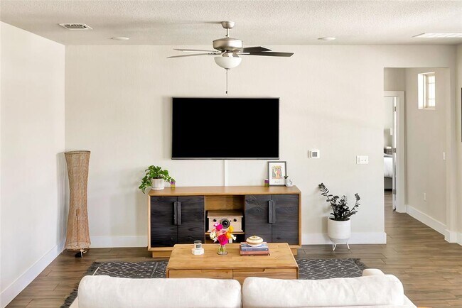 Building Photo - 8415 Laughlin Ln