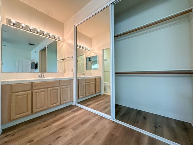 Building Photo - COMING SOON! 2 Bedroom Townhome for Rent in Glendale.