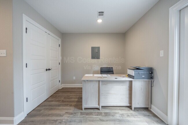 Building Photo - 923 Motsie Rd