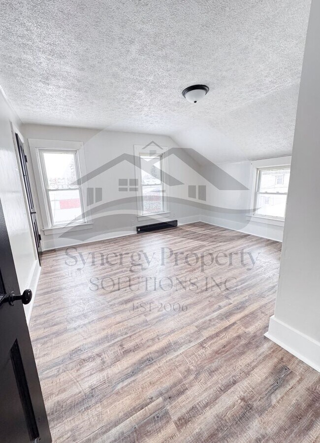 Building Photo - Crestline Home Available Now