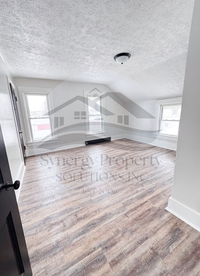 Building Photo - Crestline Home DEPOSIT SPECIAL $295.00