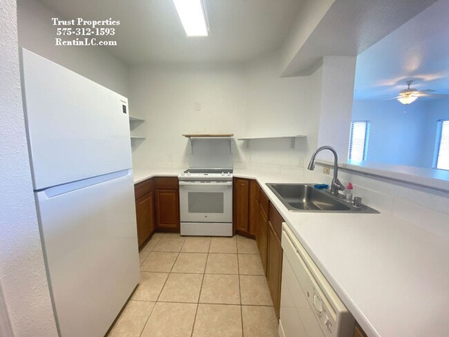 Building Photo - Great 1/1 in Gated Community