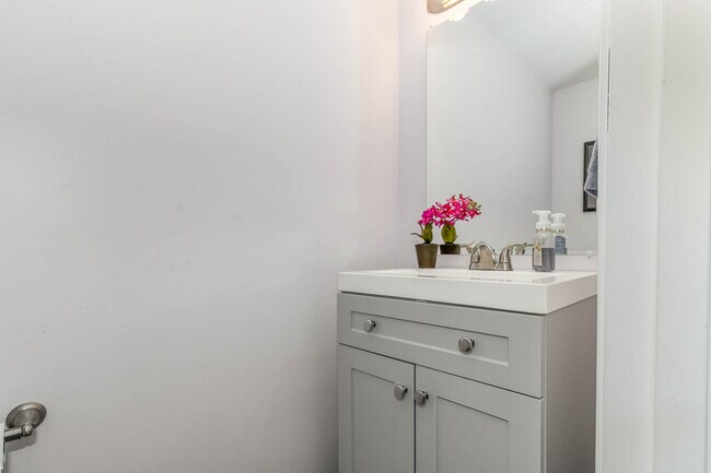 Building Photo - 1071 Stratford Ct