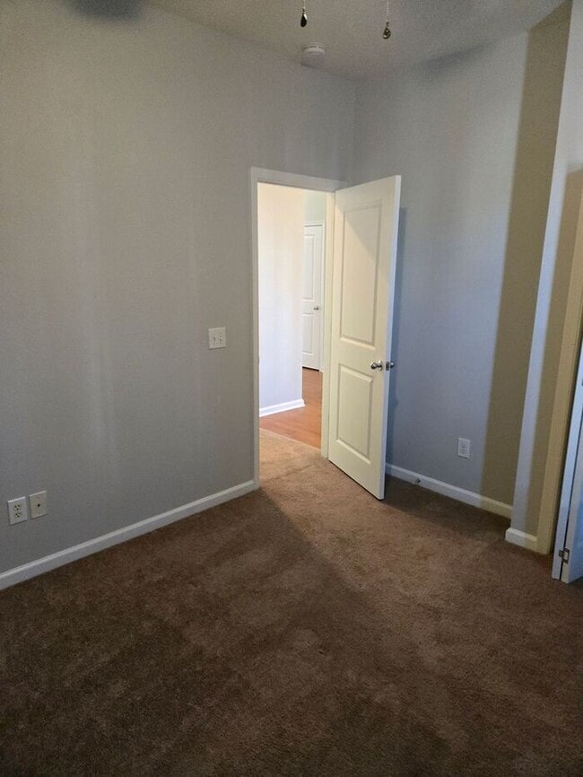 Building Photo - Beautiful 3 bedroom available