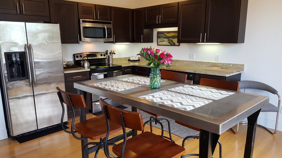 Building Photo - 915 Haywood Rd