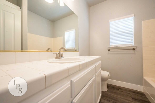 Building Photo - NorthWest Fresno Home, 3BR/2BA, Built 2005...
