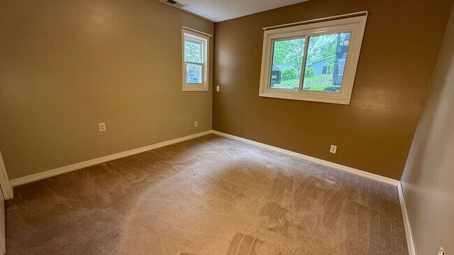 Building Photo - 8627/8635 Woodlawn Dr