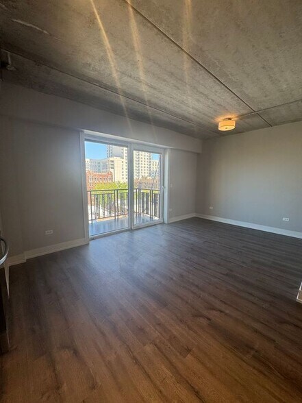 Building Photo - 952 W Carmen Ave