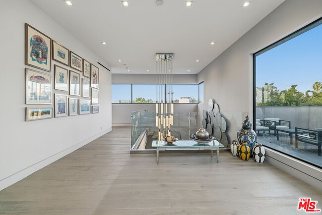 Building Photo - 5365 Vanalden Ave