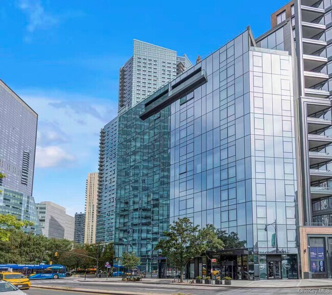 Primary Photo - 5 Ct Square W