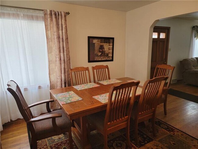 Building Photo - 302 South Dr