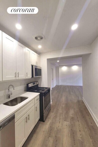 Building Photo - 45 W 81st St