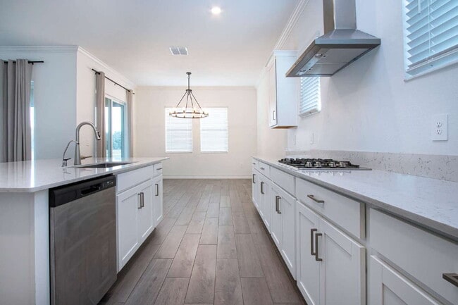 Building Photo - Spacious Like New 4-Bedroom Oasis with 3 F...