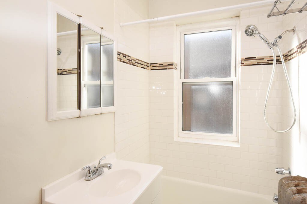 Building Photo - 1421 W Hutchinson St