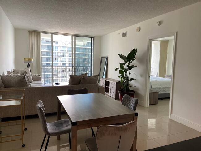 Building Photo - 1750 N Bayshore Dr