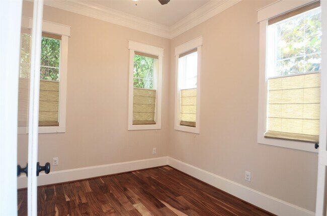 Building Photo - 8610 Ashland Way