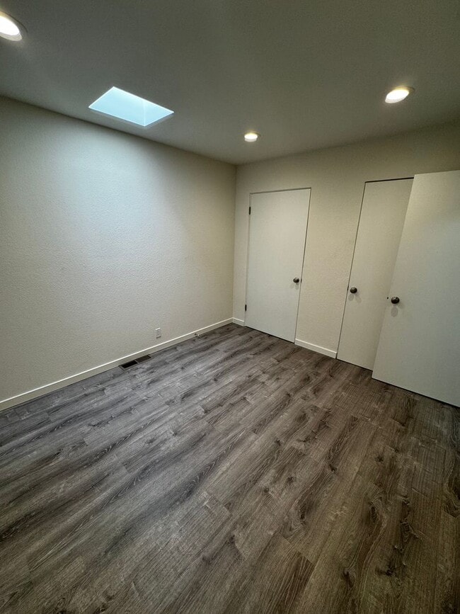 Building Photo - Gorgeous Updated 3-Bedroom Townhome in Pri...