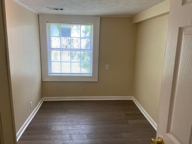 Building Photo - **UPCOMING**3 BEDROOM  / 1 BATHROOM HOUSE ...
