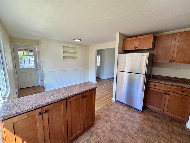 Building Photo - Spacious, sun-filled living with a backyar...