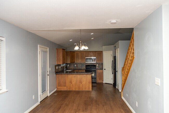 Building Photo - 564 800 E