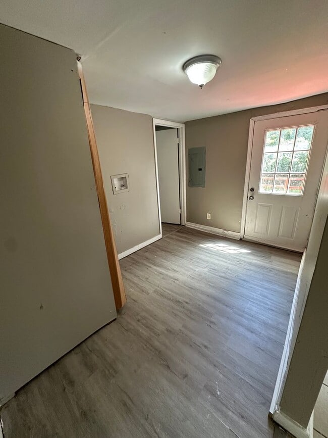 Building Photo - 3bedrooms 1 full bathroom.