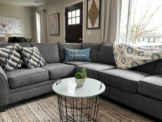 Building Photo - Fully Furnished rental with excellent cent...