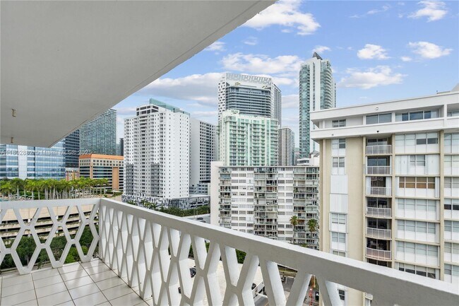 Building Photo - 1430 Brickell Bay Dr