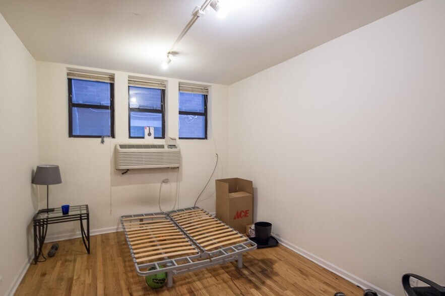 Building Photo - 922 W Dakin St