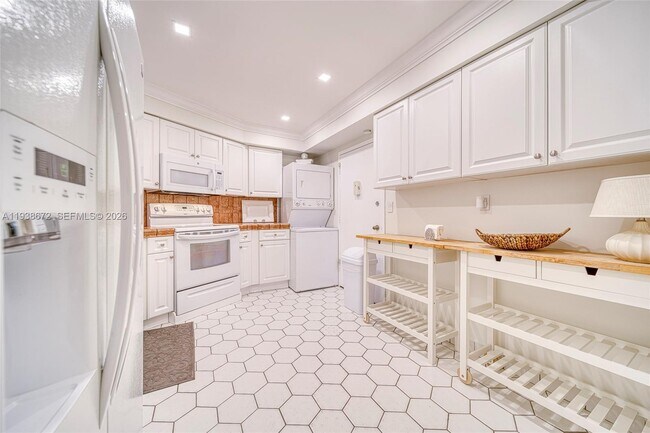 Building Photo - 1111 Crandon Blvd