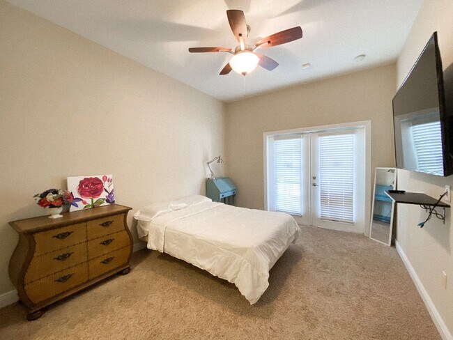 Building Photo - The Palms #102