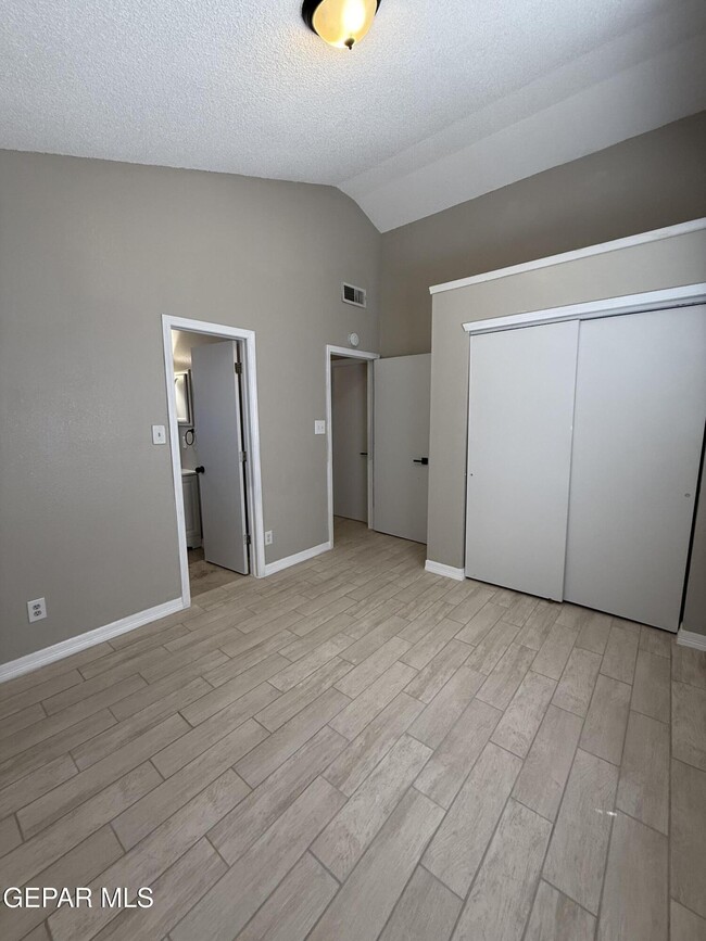Building Photo - 9128 Bur Oak Cir