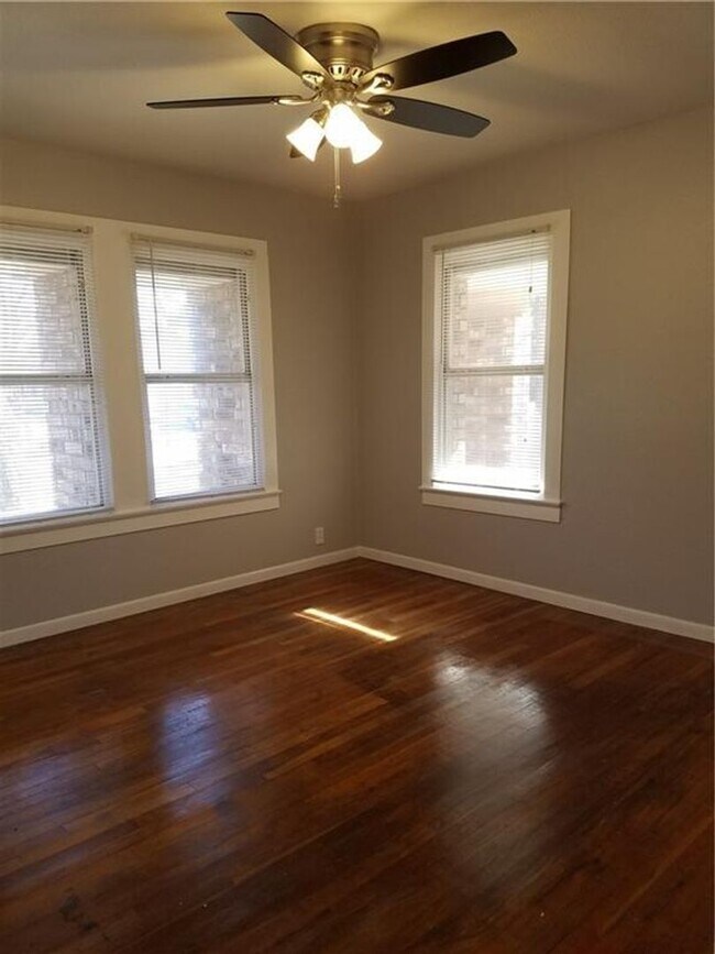 Building Photo - 4 bedroom 2 bath