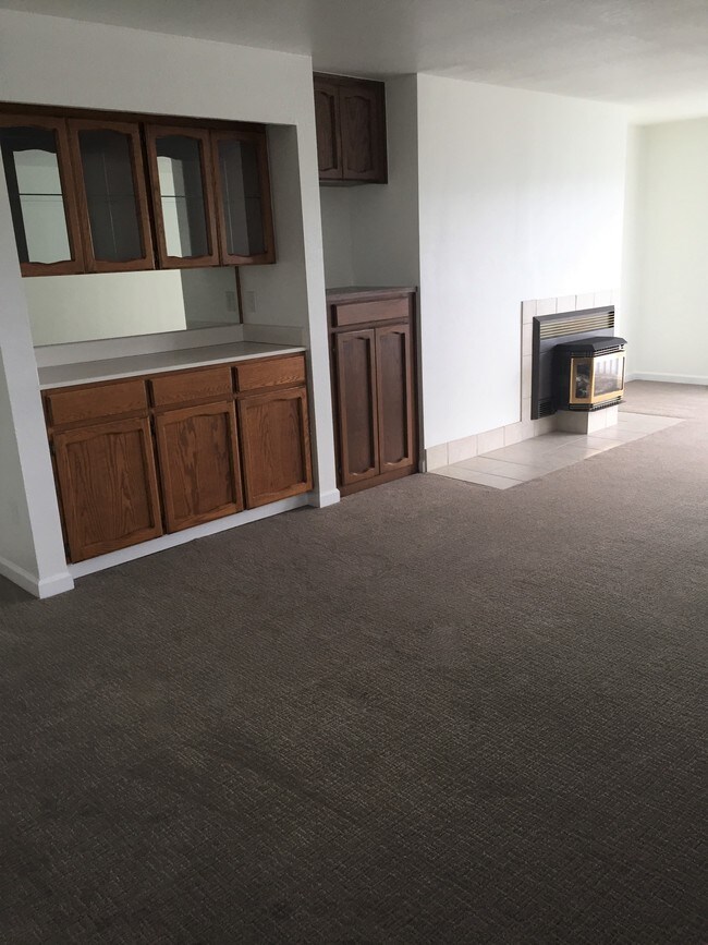 Building Photo - Golden View Apartments
