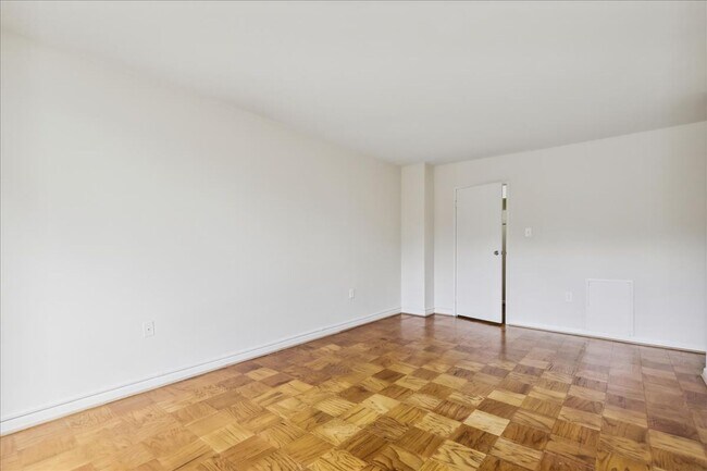 Building Photo - 10401 Grosvenor Pl