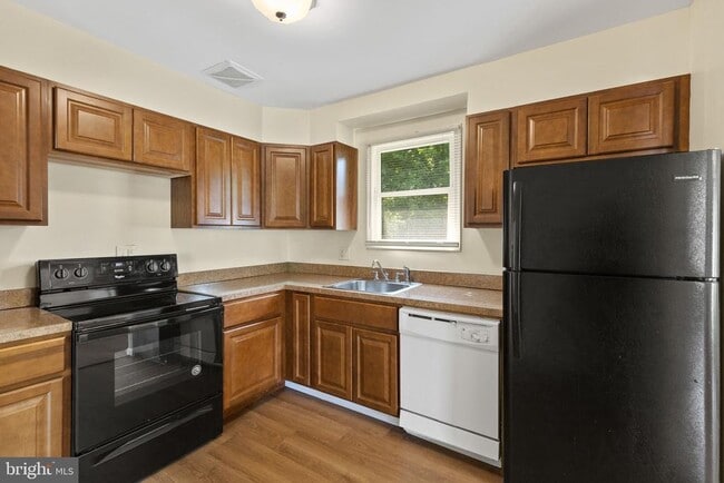 Building Photo - 5508 Spruce Dr