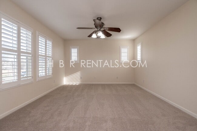 Building Photo - Comfort, Convenience & Space — Tracy Living at Its Best