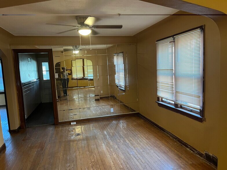 Building Photo - 5919 Dressell Ave