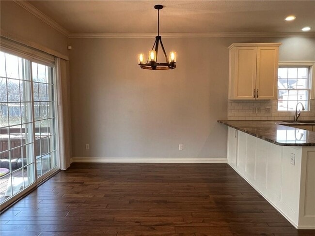 Building Photo - 1004 NE Carnahan Ct